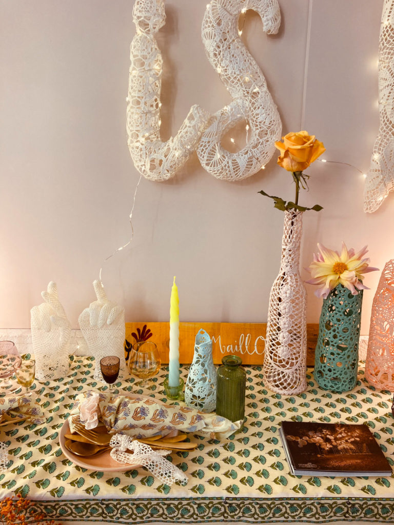 déco de mariage maillO design de soliflores en dentelle pour le salon l'atelier wedding à la Cale 2 créateurs à Nantes