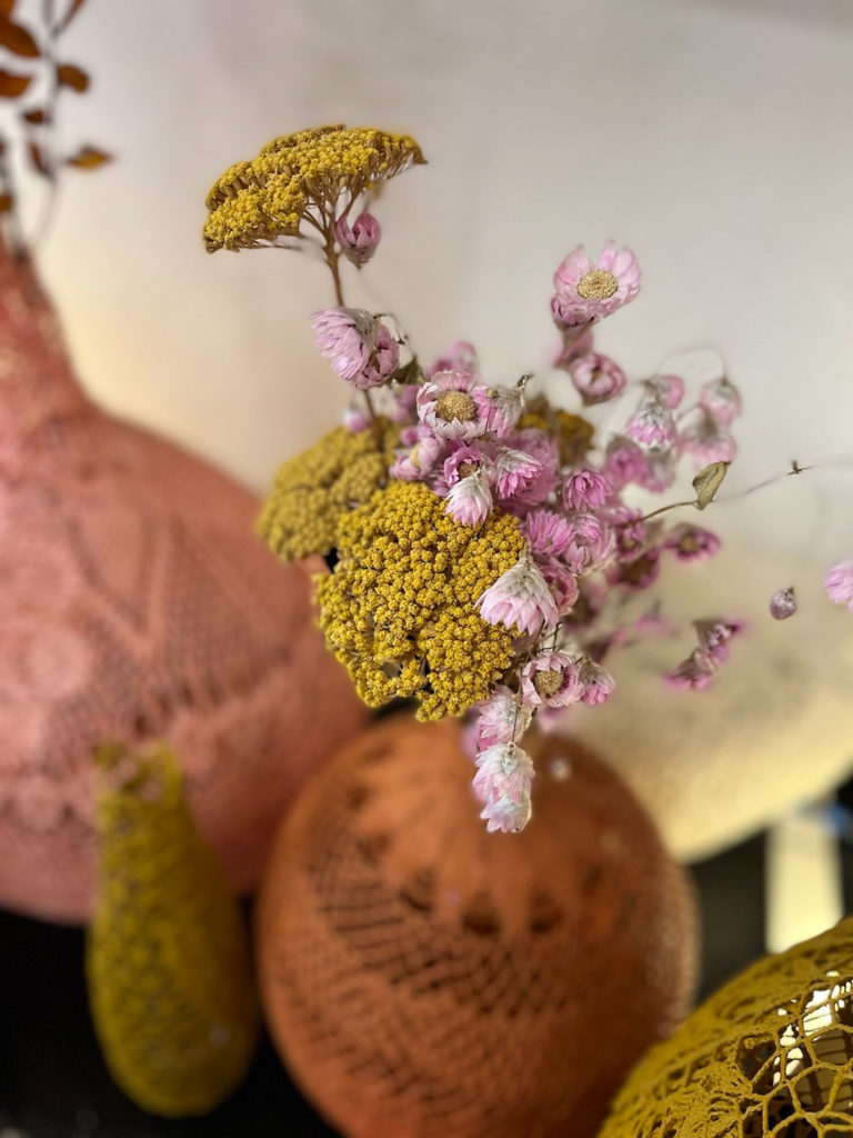 déco de mariage maillO design de soliflores en dentelle pour le salon l'atelier wedding à la Cale 2 créateurs à Nantes