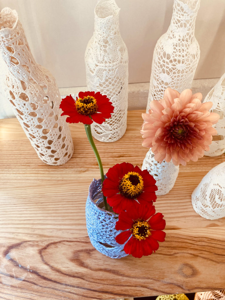 déco de mariage maillO design de soliflores en dentelle pour le salon l'atelier wedding à la Cale 2 créateurs à Nantes
