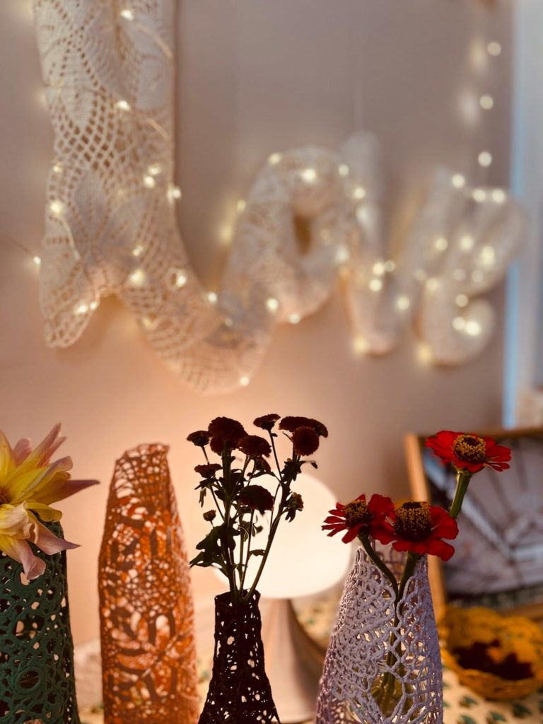 déco de mariage maillO design soliflores en dentelle pour le salon l'atelier wedding à la Cale 2 créateurs à Nantes