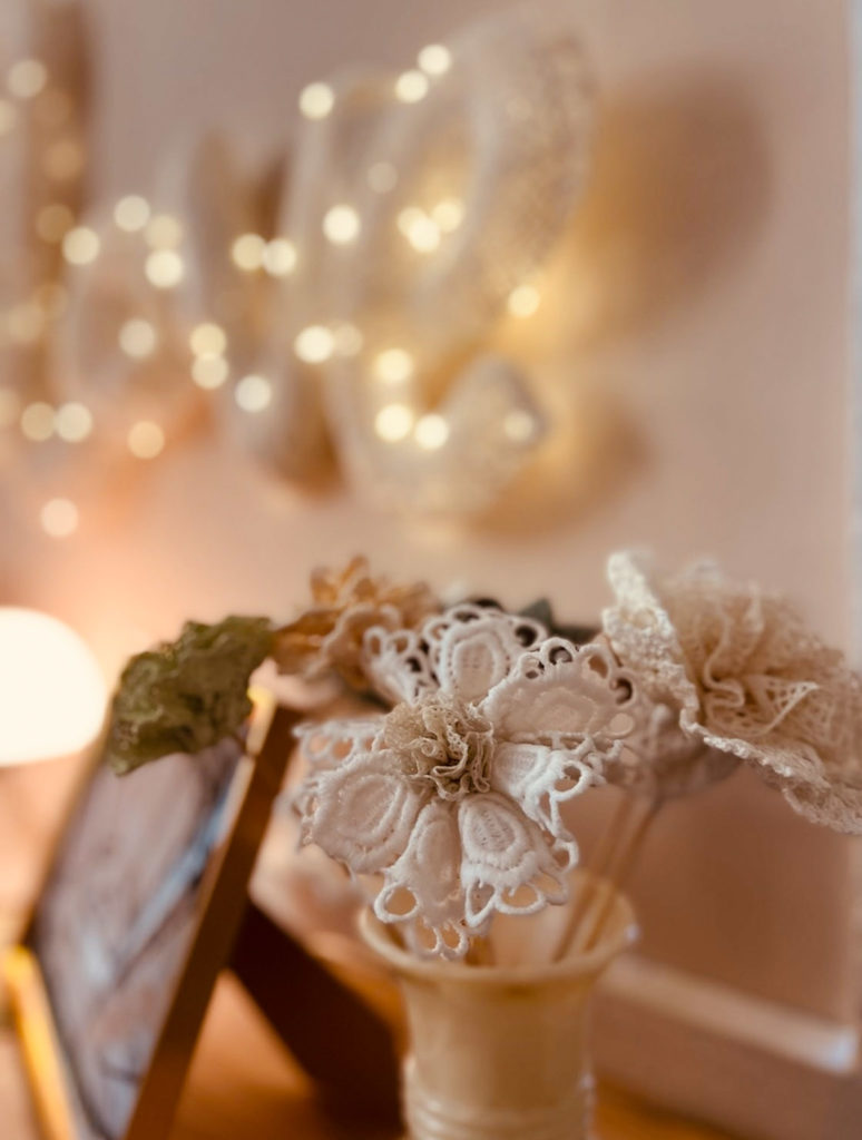 déco de mariage maillO design fleurs en dentelle pour le salon l'atelier wedding à la Cale 2 créateurs à Nantes