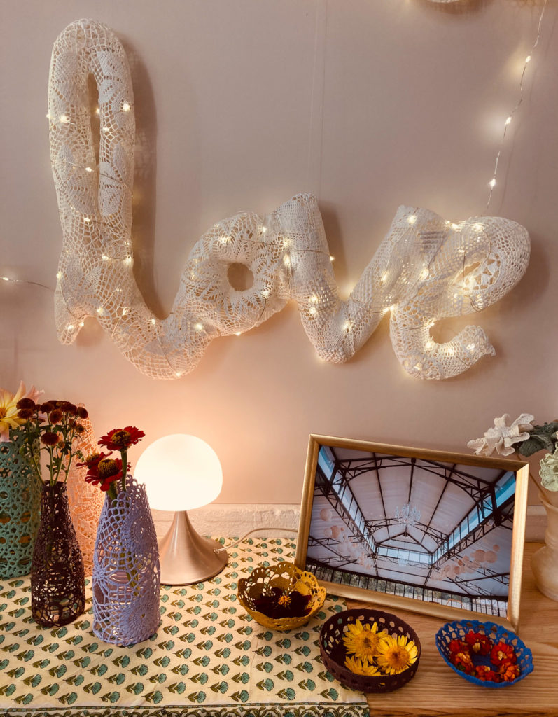 déco de mariage maillO design soliflores en dentelle pour le salon l'atelier wedding à la Cale 2 créateurs à Nantes