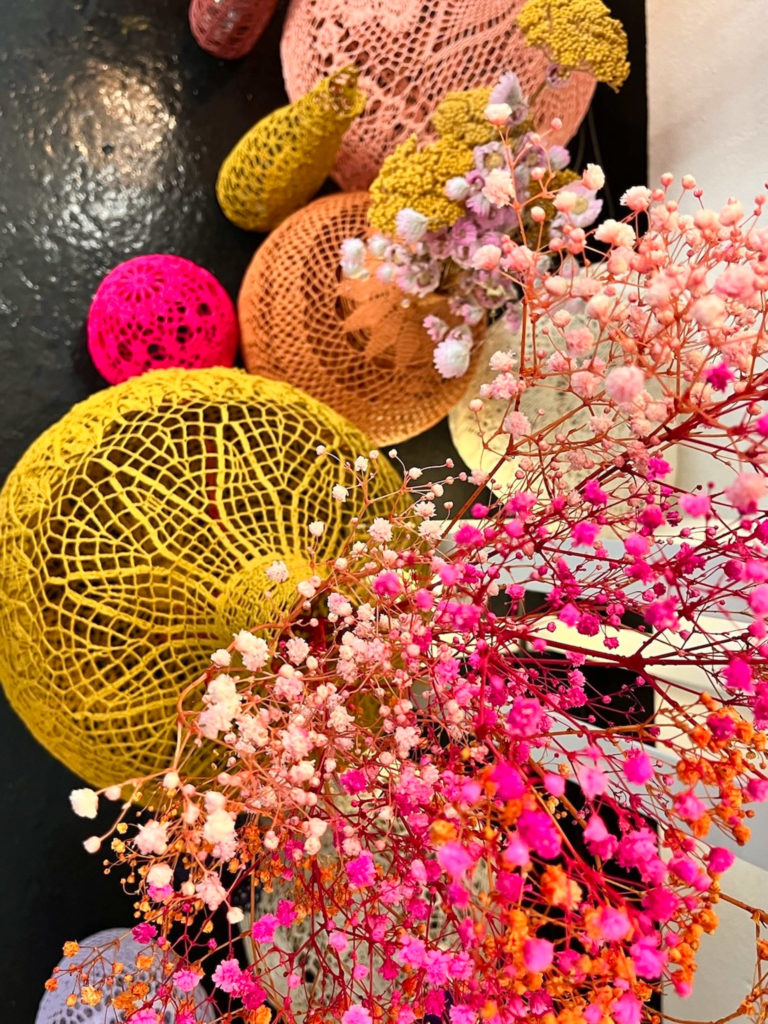 déco de mariage maillO design soliflores en dentelle pour le salon l'atelier wedding à la Cale 2 créateurs à Nantes
