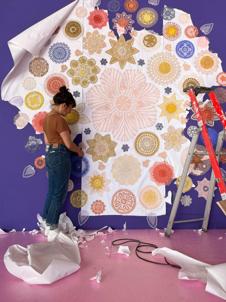 scénographie maillO design d'un mandala et soliflores en dentelle pour l'anniversaire du salon créativa au parc des expositions de Rouen en 2022