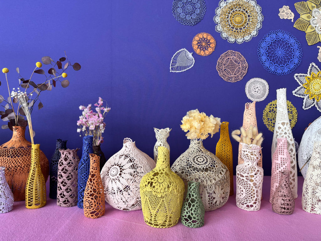 scénographie maillO design d'un mandala et soliflores en dentelle pour l'anniversaire du salon créativa au parc des expositions de Rouen en 2022