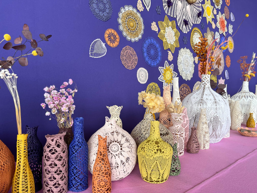 scénographie maillO design d'un mandala et soliflores en dentelle pour l'anniversaire du salon créativa au parc des expositions de Rouen en 2022