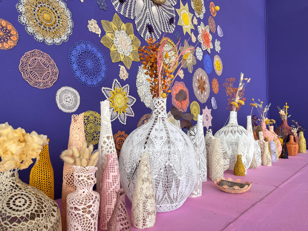 scénographie maillO design d'un mandala et soliflores en dentelle pour l'anniversaire du salon créativa au parc des expositions de Rouen en 2022