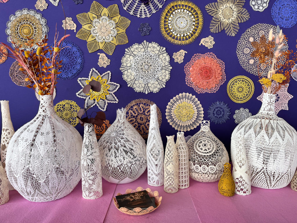 scénographie maillO design d'un mandala et soliflores en dentelle pour l'anniversaire du salon créativa au parc des expositions de Rouen en 2022