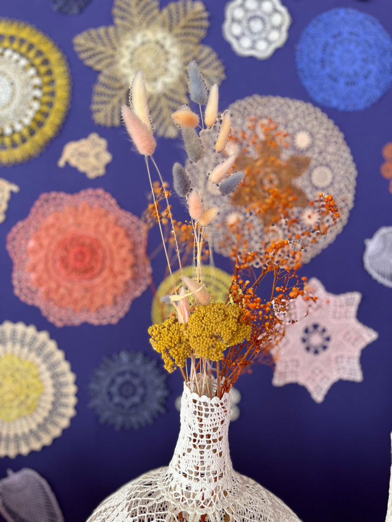 scénographie maillO design d'un mandala et soliflores en dentelle pour l'anniversaire du salon créativa au parc des expositions de Rouen en 2022