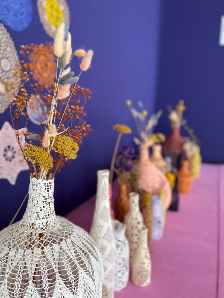 scénographie maillO design d'un mandala et soliflores en dentelle pour l'anniversaire du salon créativa au parc des expositions de Rouen en 2022