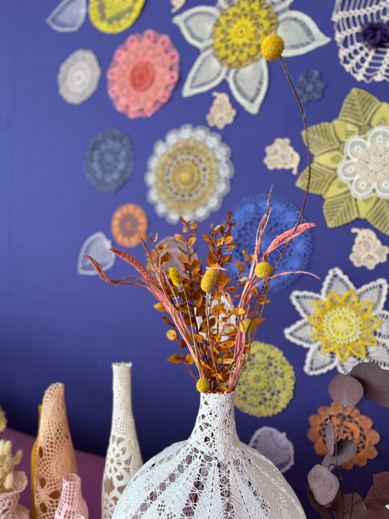 scénographie maillO design d'un mandala et soliflores en dentelle pour l'anniversaire du salon créativa au parc des expositions de Rouen en 2022