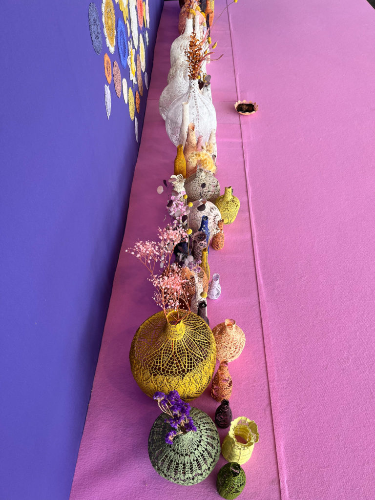 scénographie maillO design d'un mandala et soliflores en dentelle pour l'anniversaire du salon créativa au parc des expositions de Rouen en 2022