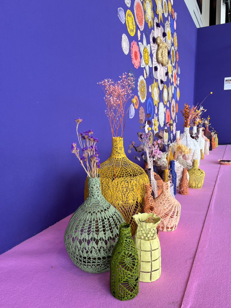 scénographie maillO design d'un mandala et soliflores en dentelle pour l'anniversaire du salon créativa au parc des expositions de Rouen en 2022