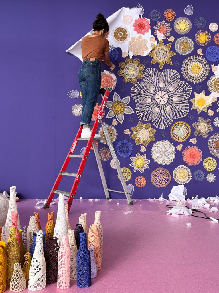 scénographie maillO design d'un mandala et soliflores en dentelle pour l'anniversaire du salon créativa au parc des expositions de Rouen en 2022