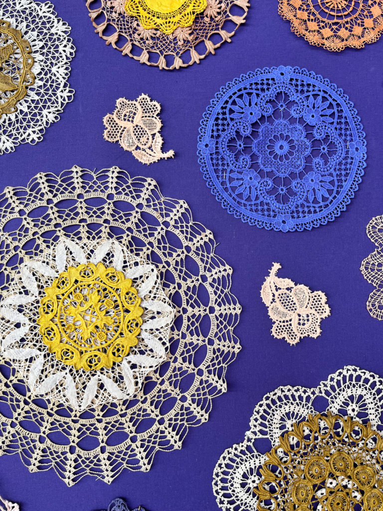 scénographie maillO design d'un mandala et soliflores en dentelle pour l'anniversaire du salon créativa au parc des expositions de Rouen en 2022