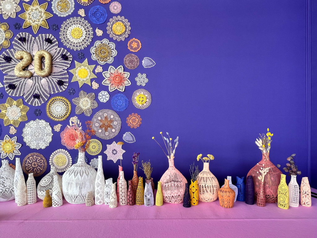 scénographie maillO design d'un mandala et soliflores en dentelle pour l'anniversaire du salon créativa au parc des expositions de Rouen en 2022