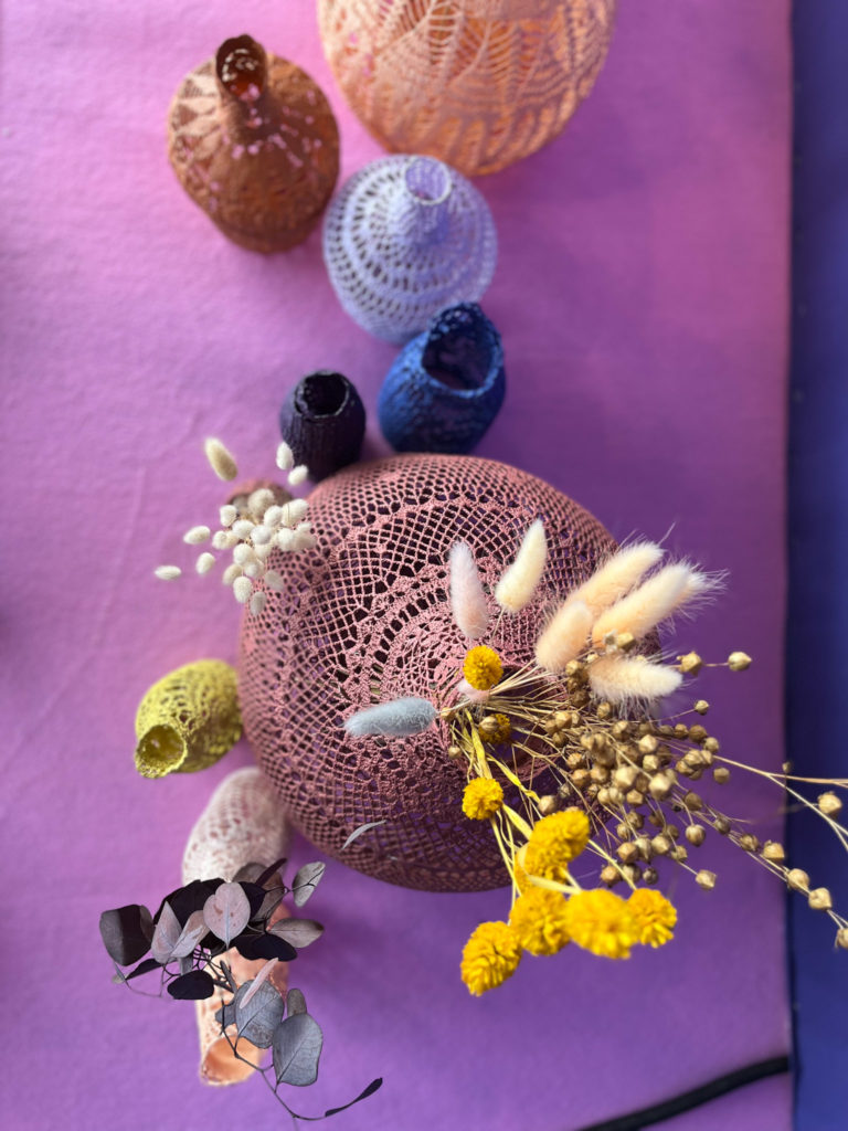 scénographie maillO design d'un mandala et soliflores en dentelle pour l'anniversaire du salon créativa au parc des expositions de Rouen en 2022