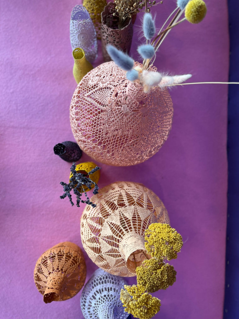 scénographie maillO design d'un mandala et soliflores en dentelle pour l'anniversaire du salon créativa au parc des expositions de Rouen en 2022