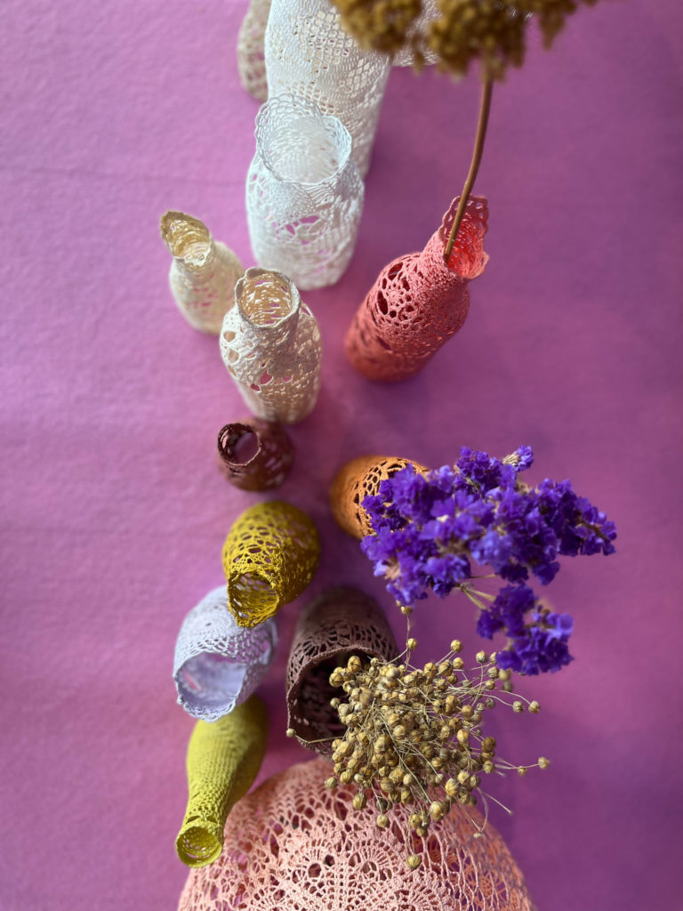 scénographie maillO design d'un mandala et soliflores en dentelle pour l'anniversaire du salon créativa au parc des expositions de Rouen en 2022