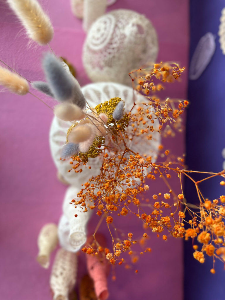 scénographie maillO design d'un mandala et soliflores en dentelle pour l'anniversaire du salon créativa au parc des expositions de Rouen en 2022