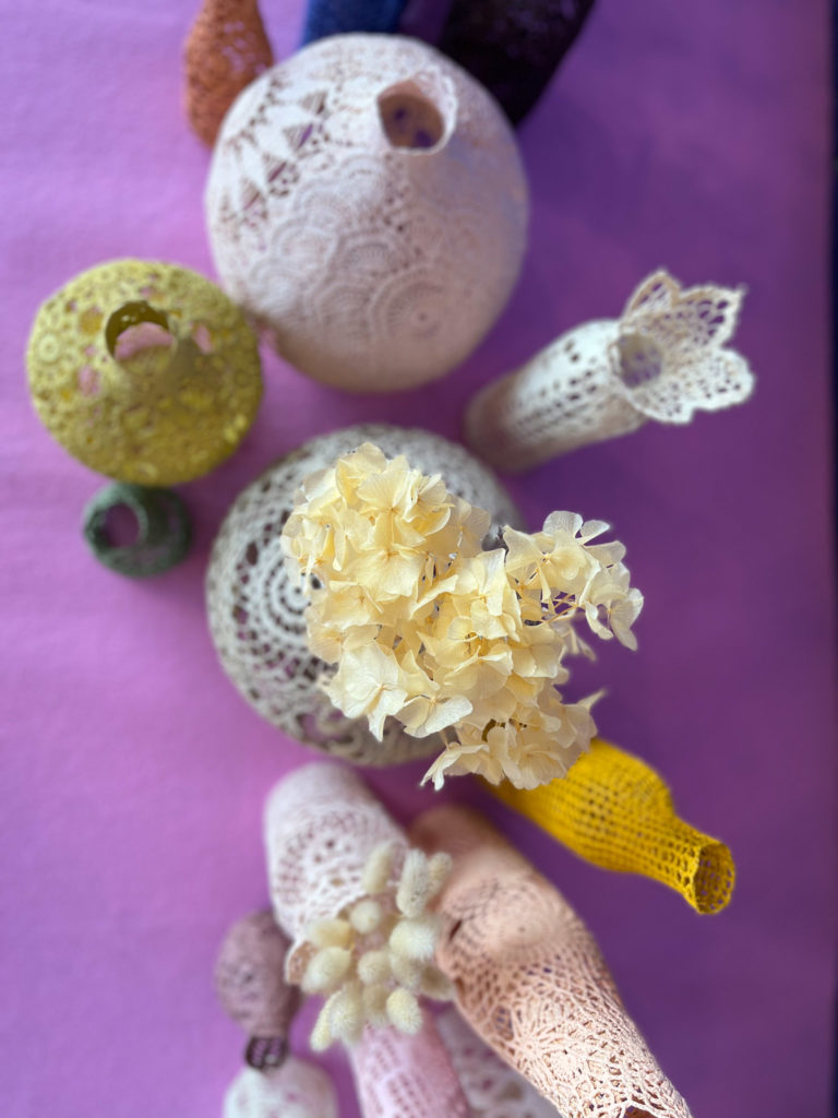 scénographie maillO design d'un mandala et soliflores en dentelle pour l'anniversaire du salon créativa au parc des expositions de Rouen en 2022