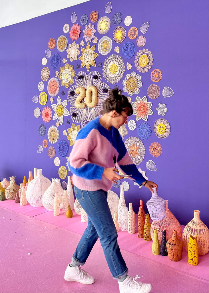 scénographie maillO design d'un mandala et soliflores en dentelle pour l'anniversaire du salon créativa au parc des expositions de Rouen en 2022