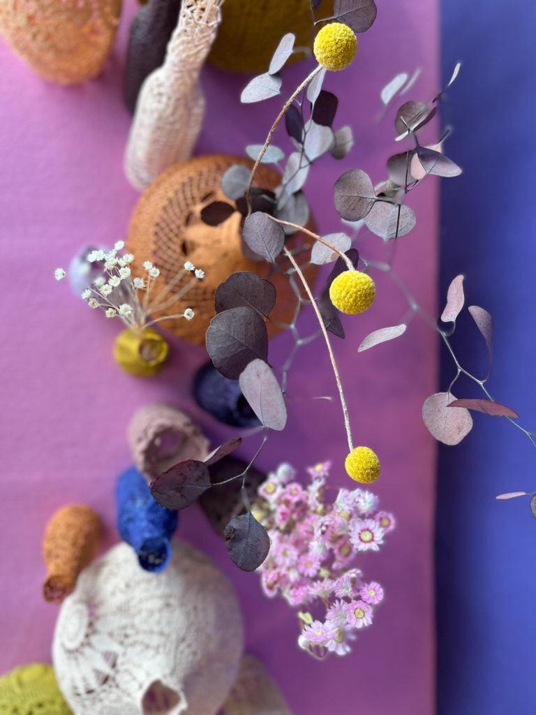 scénographie maillO design d'un mandala et soliflores en dentelle pour l'anniversaire du salon créativa au parc des expositions de Rouen en 2022