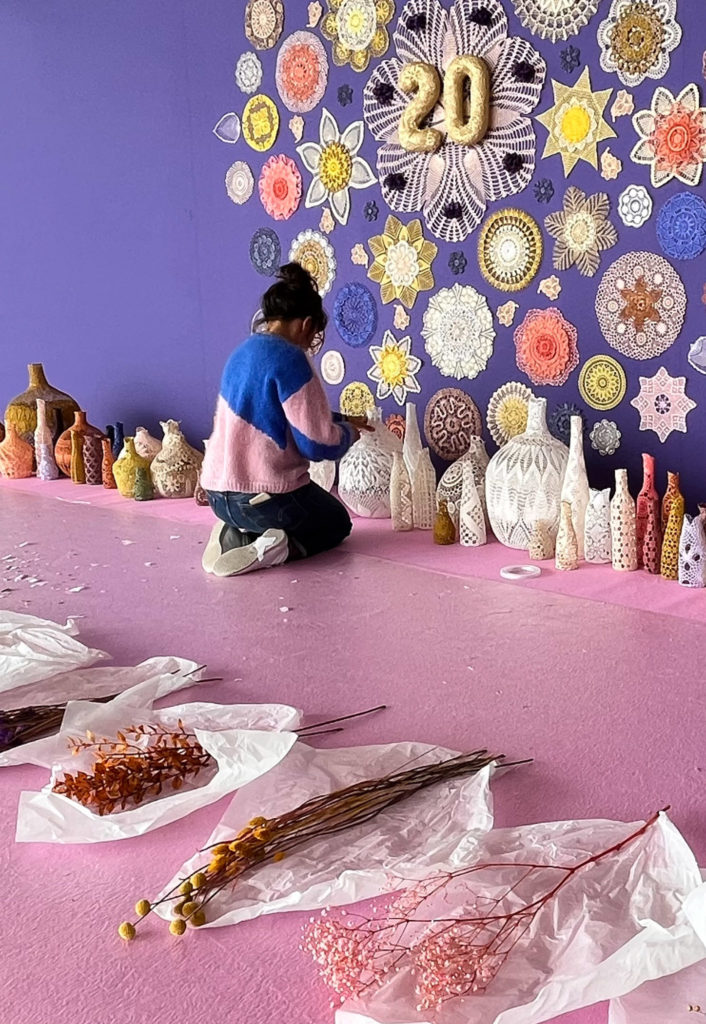 scénographie maillO design d'un mandala et soliflores en dentelle pour l'anniversaire du salon créativa au parc des expositions de Rouen en 2022