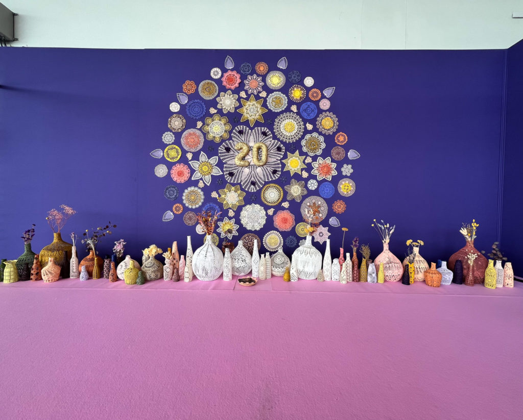 scénographie maillO design d'un mandala et soliflores en dentelle pour l'anniversaire du salon créativa au parc des expositions de Rouen en 2022