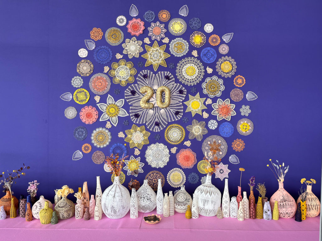 scénographie maillO design d'un mandala et soliflores en dentelle pour l'anniversaire du salon créativa au parc des expositions de Rouen en 2022
