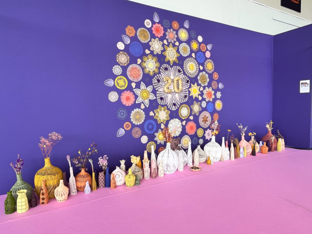 scénographie maillO design d'un mandala et soliflores en dentelle pour l'anniversaire du salon créativa au parc des expositions de Rouen en 2022