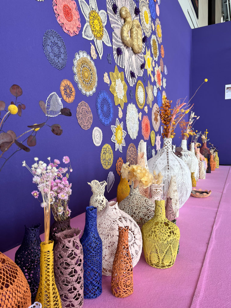 scénographie maillO design d'un mandala et soliflores en dentelle pour l'anniversaire du salon créativa au parc des expositions de Rouen en 2022