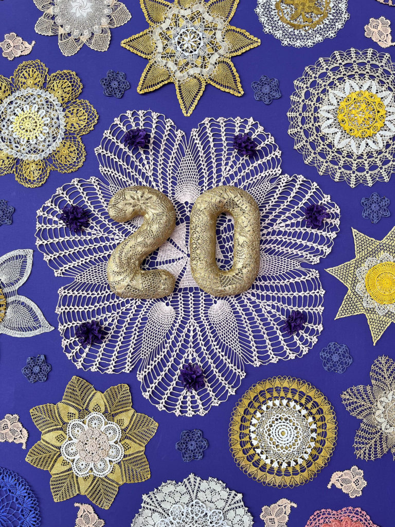 scénographie maillO design d'un mandala et soliflores en dentelle pour l'anniversaire du salon créativa au parc des expositions de Rouen en 2022
