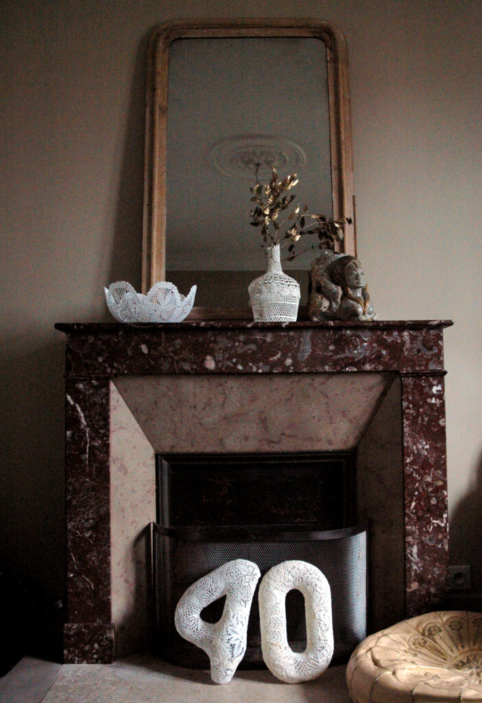 40 ans, objet d'art dans déco intérieur - Sculpture de chiffre en dentelle amidonnée