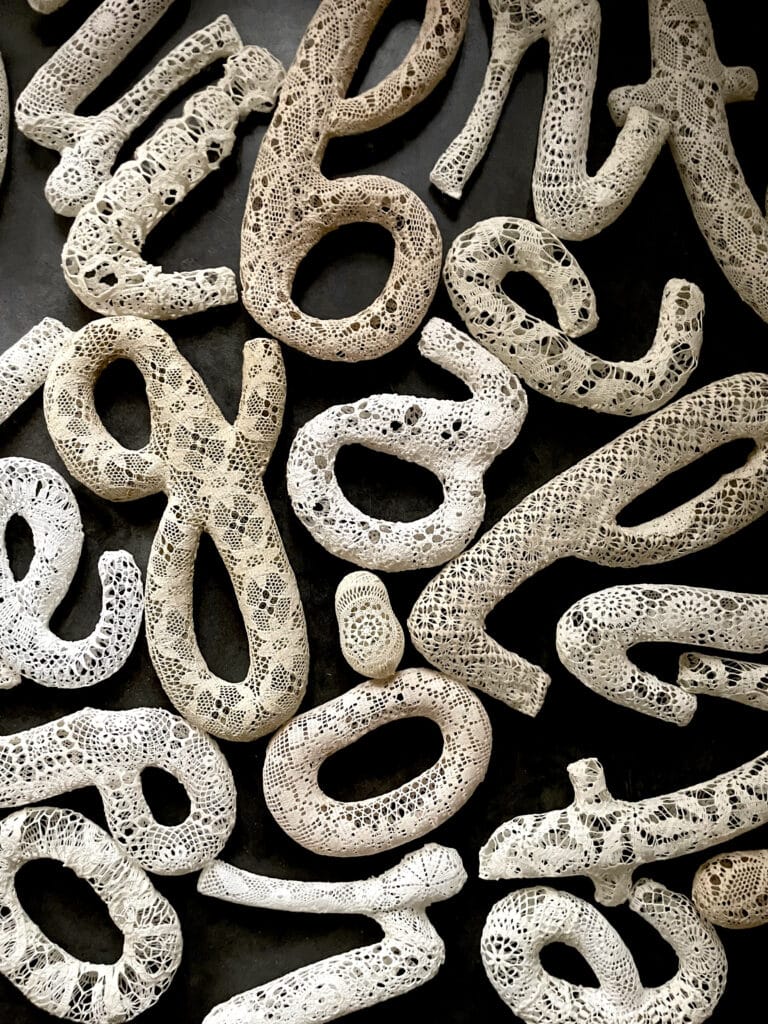 sculpture lettres dentelle Amidonnée au Séchoir du Liveau
