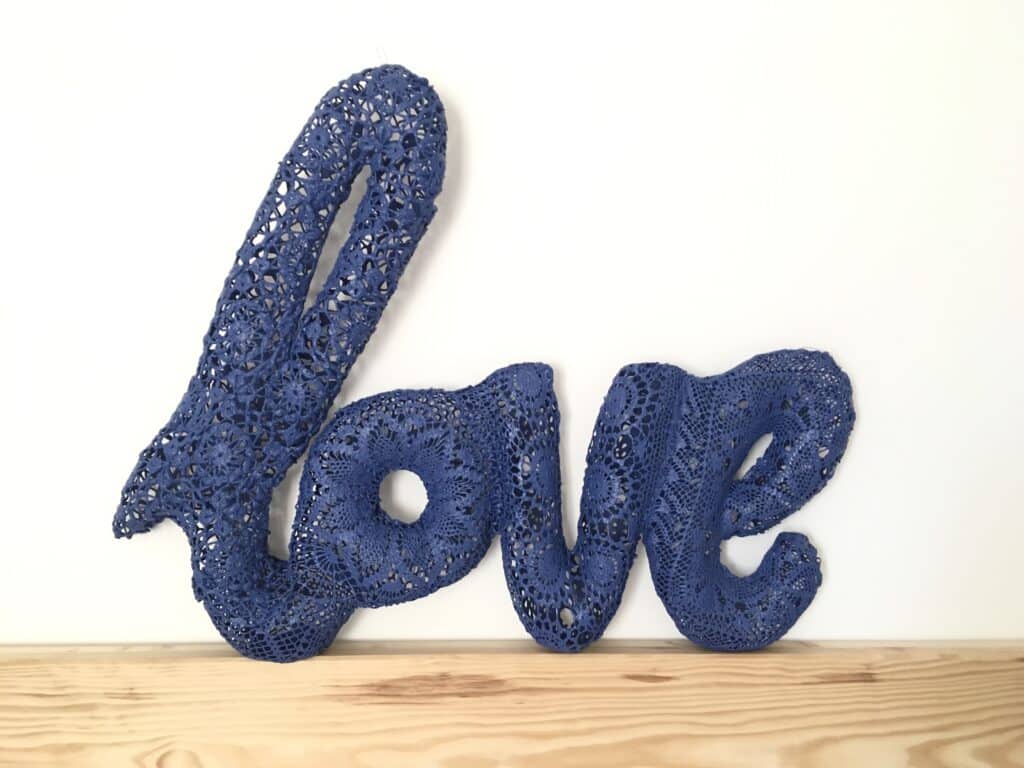 sculpture Love dentelle bleu - Amidonnée