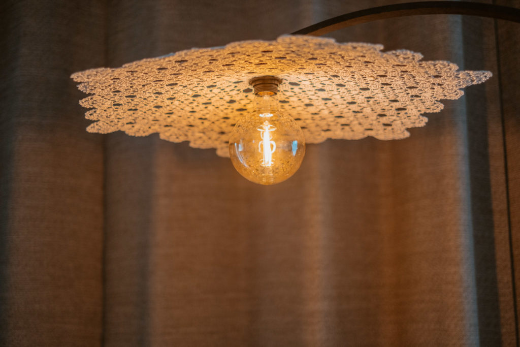 maillo-design-creation-textile-luminaire-dentelle-upcycling-doily-clisson-pays-de-la-loire