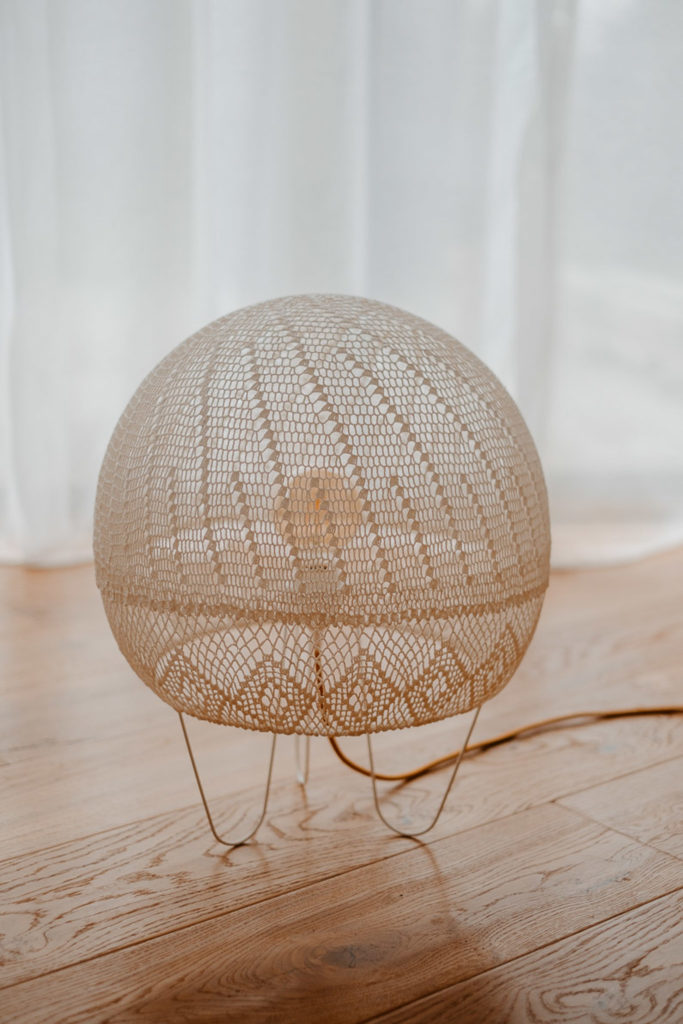 lampe design moderne maillOdesign, globe dentelle blanc, pièce unique, Cugand, Vendée