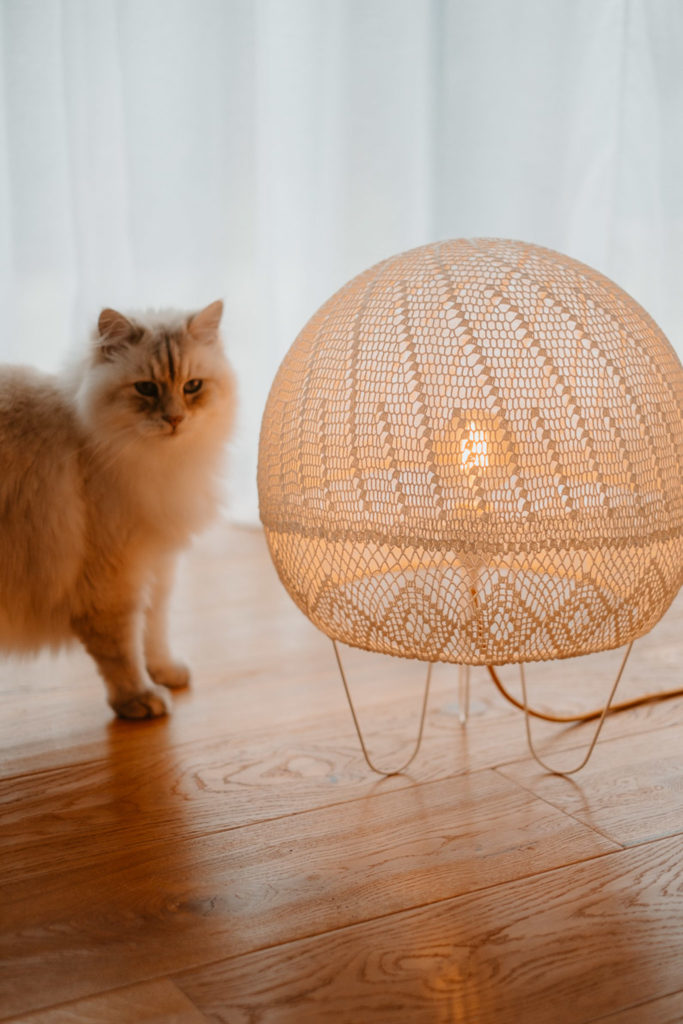 lampe design moderne maillOdesign, globe dentelle blanc, pièce unique, Cugand, Vendée