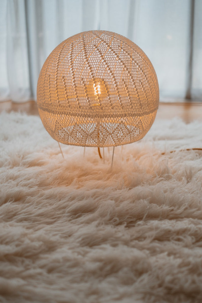 lampe design moderne maillOdesign, globe dentelle blanc, pièce unique, Cugand, Vendée