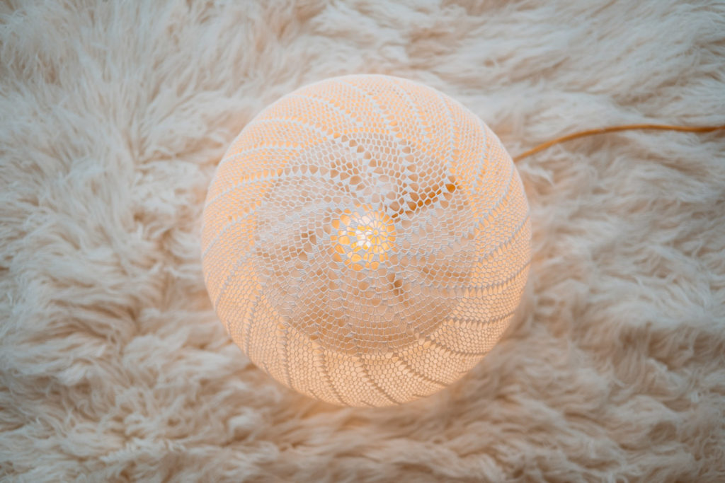 lampe design moderne maillOdesign, globe dentelle blanc, pièce unique, Cugand, Vendée