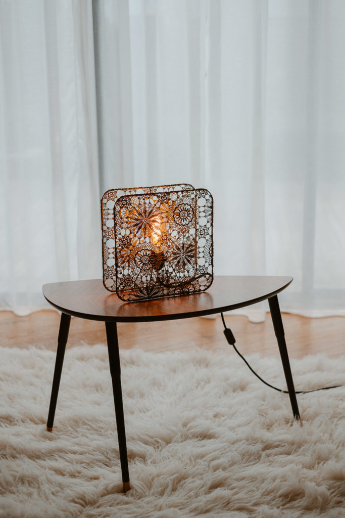 lampe design moderne maillOdesign, ecran de dentelle vert olive, pièce unique, Cugand, Vendée