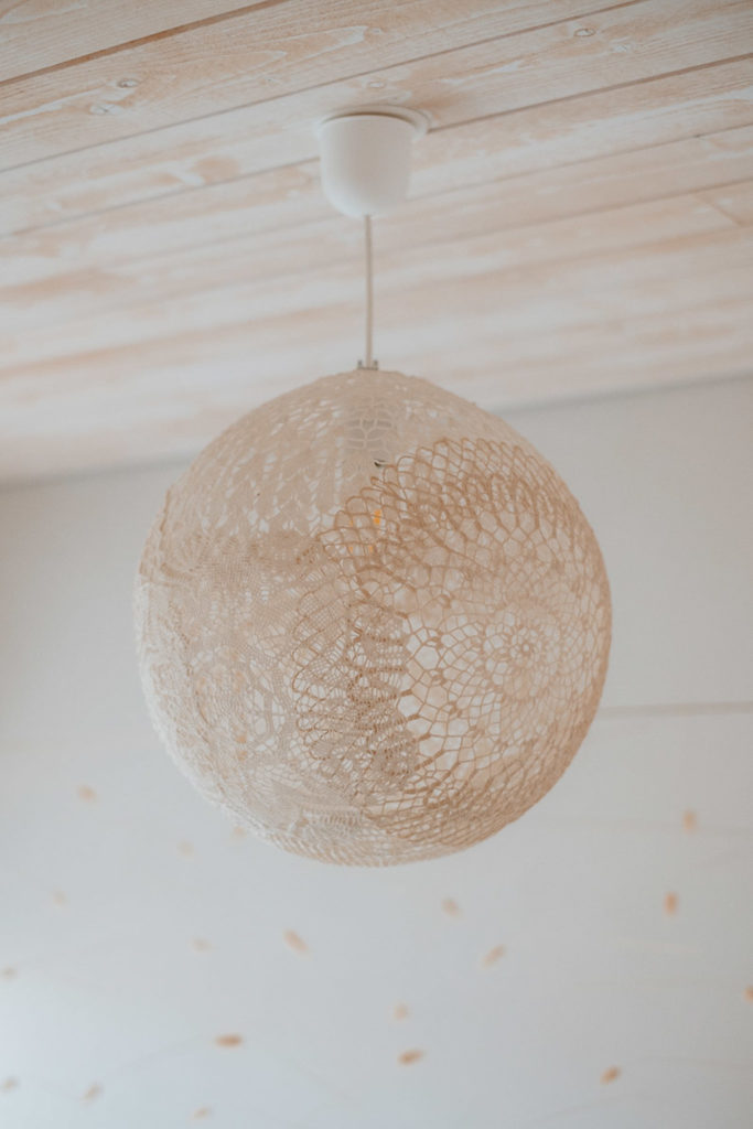 lampe design moderne maillOdesign, globe dentelle écrue, pièce unique, Cugand, Vendée