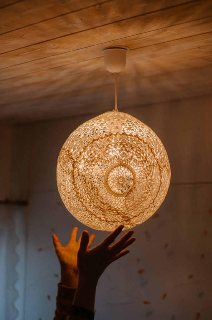 lampe design moderne maillOdesign, globe dentelle écrue, pièce unique, Cugand, Vendée