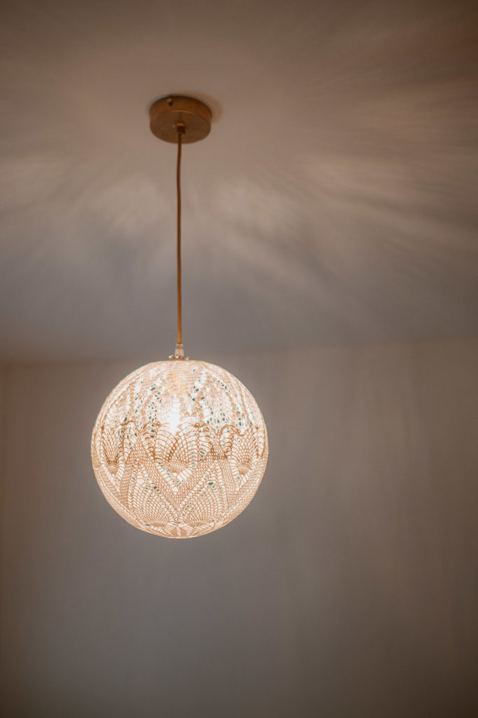 lampe design moderne maillOdesign, globe dentelle écrue, pièce unique, Cugand, Vendée