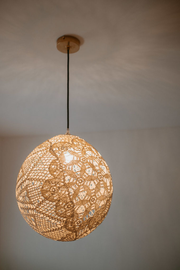 lampe design moderne maillOdesign, globe dentelle écrue, pièce unique, Cugand, Vendée