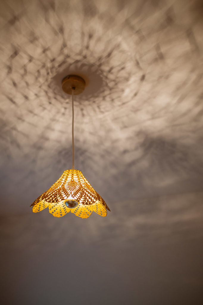 maillo-design-creation-textile-luminaire-dentelle-upcycling-doily-clisson-pays-de-la-loire