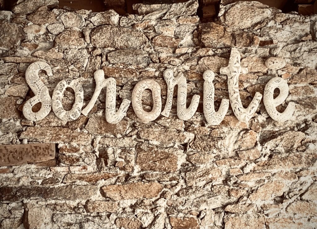 sculpture du mot sororité en lettre dentelle amidonnées au Séchoir du Liveau à Gorges.