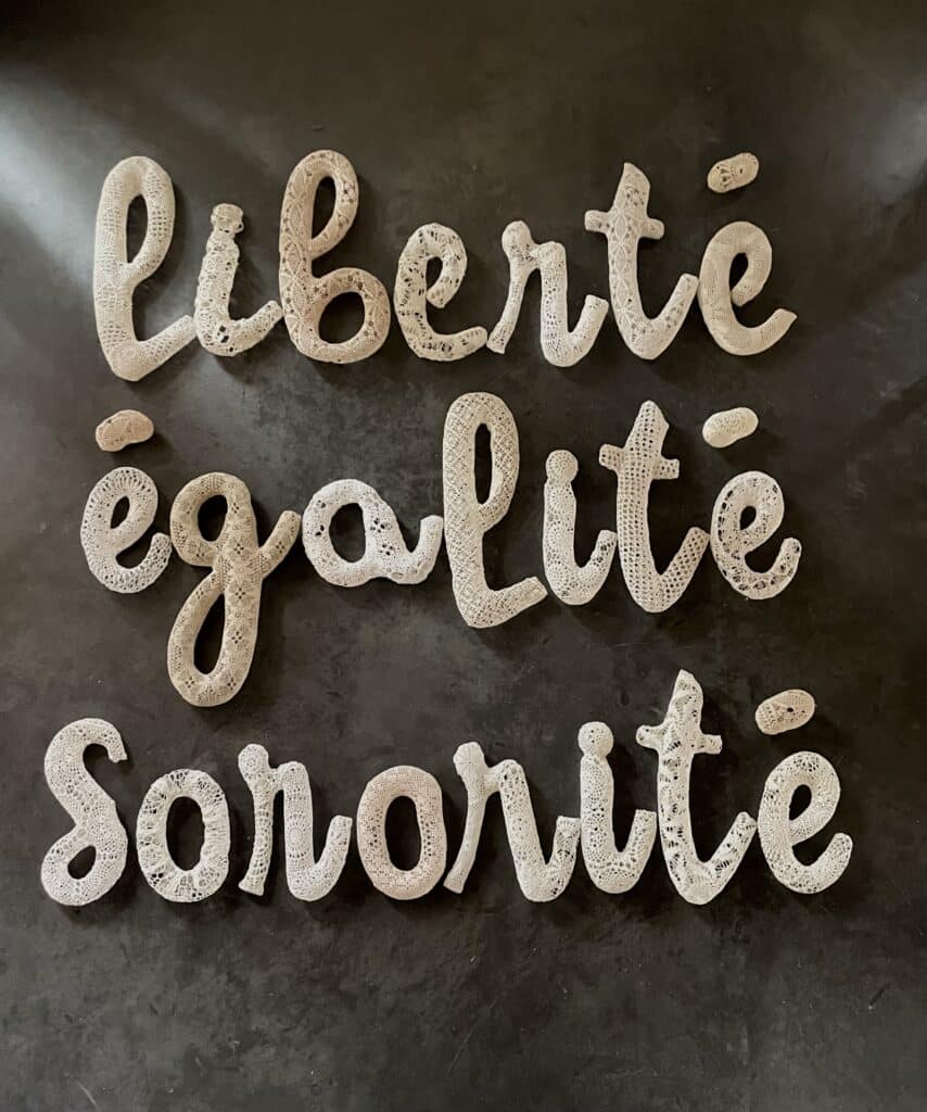 Liberté égalité sororité - Oeuvre textile engagée en lettre dentelle blanches