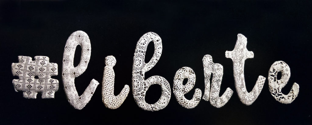 maillo-design-textile-dentelle-lettres-decoration-mot-liberté-Art-textile